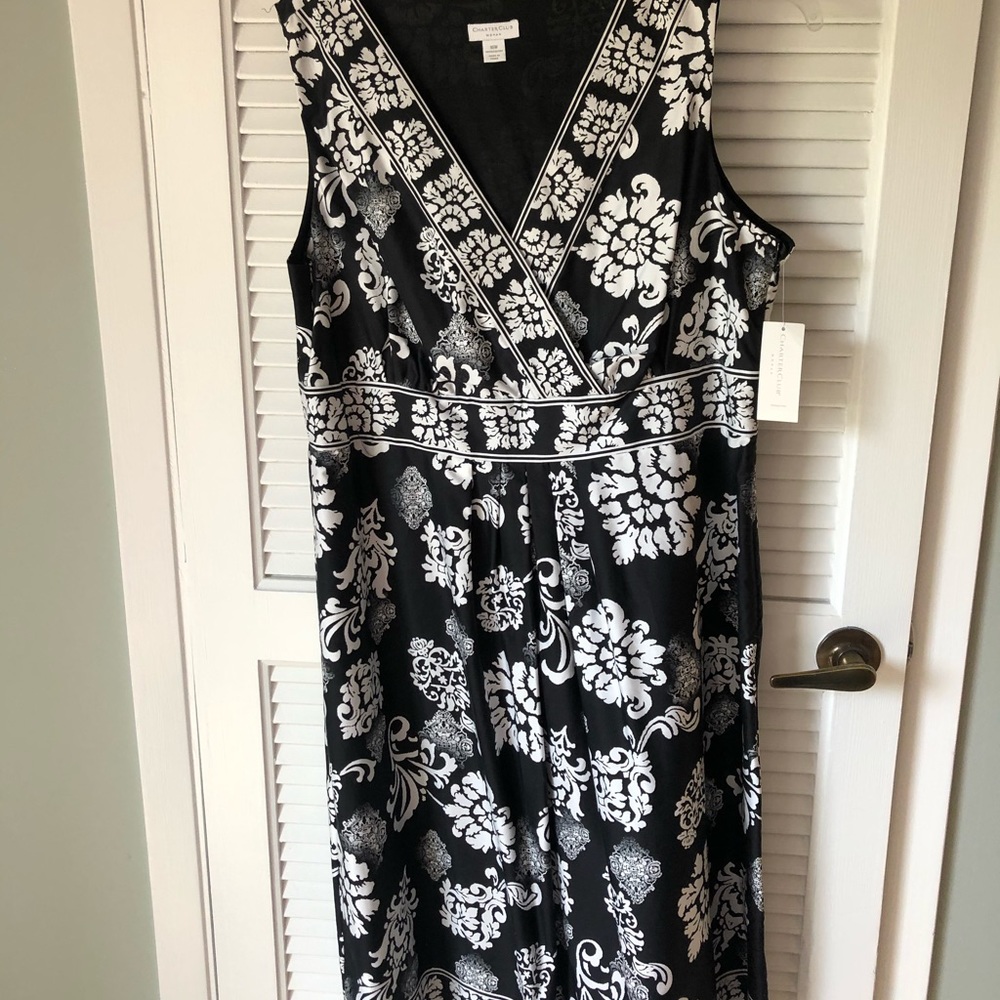 Sleeveless black and white dress